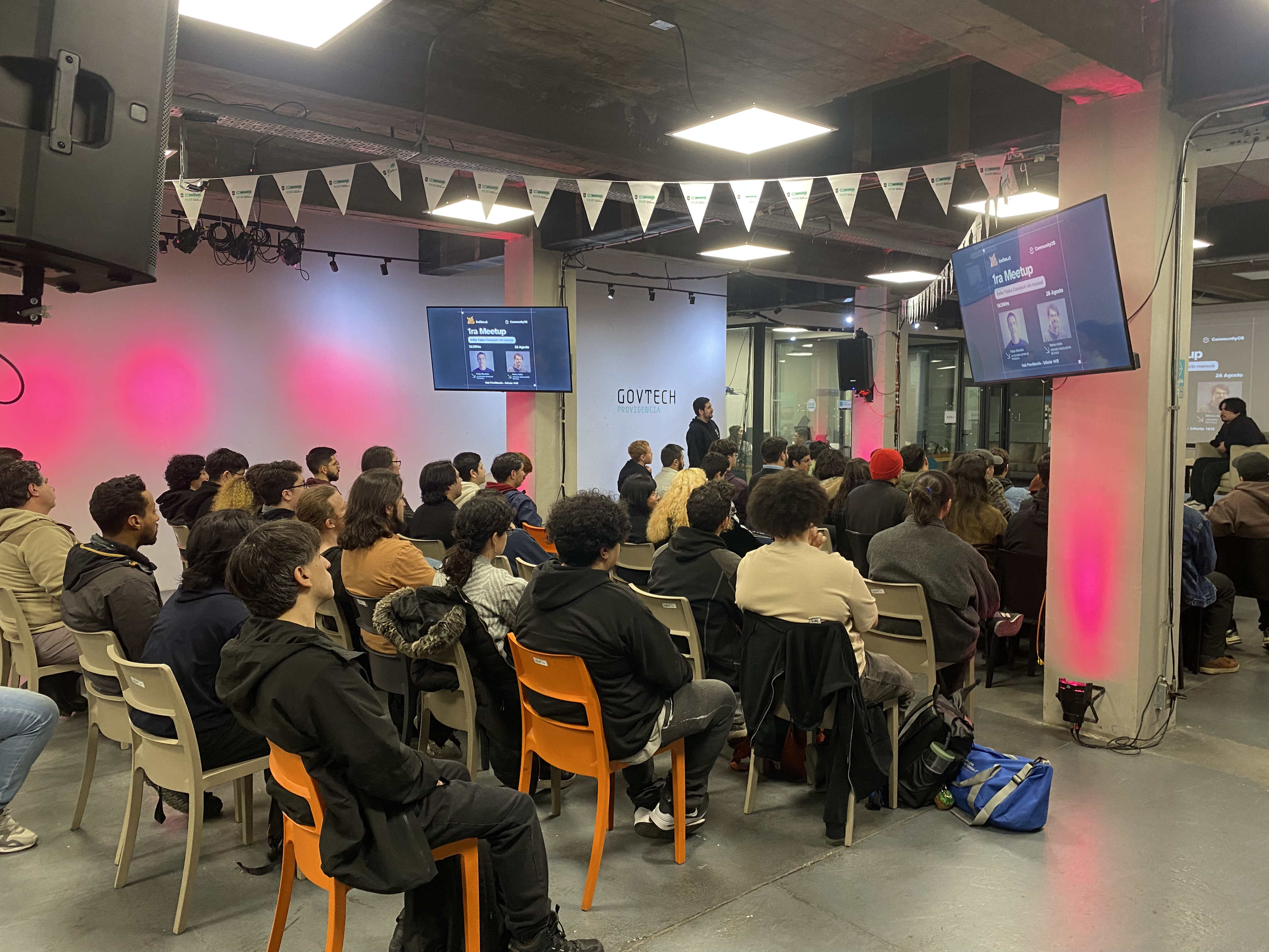 [gente atenta @ nuestro segundo evento]